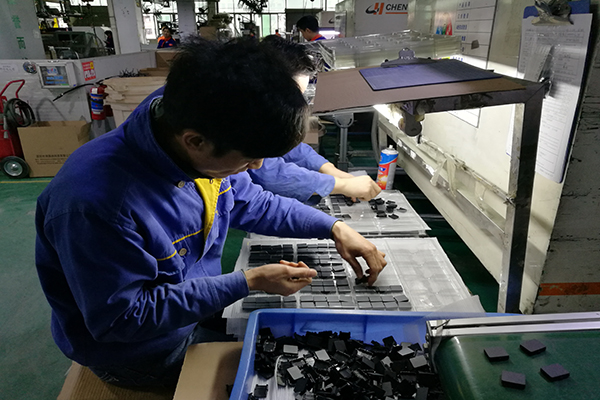 選擇藍(lán)牙耳機(jī)模具廠——開模前您需要了解這個！