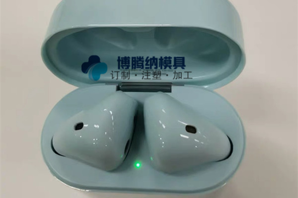 榮耀攜手「博騰納」塑膠模具廠家定制TWS藍(lán)牙耳機(jī)
